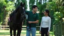 Ben (Maxime Bouttier) dan Sonya (Raihaanun) dalam WeTV Original Tante Sonya