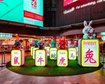 a display in a mall filled with lots of signs (Foto: Christopher Gerry / Unsplash)