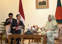 Presiden Jokowi berbincang dengan PM Hasina, di Dhaka, Bangladesh, Minggu (28/1 (Foto: Humas/Nia)