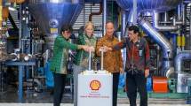 Menteri Perindustrian Agus Gumiwang Kartasasmita saat meresmikan Shell Grease Manufacturing Plant di Marunda, Bekasi