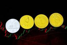 green red and yellow christmas tree and two round gold coins (Foto: Kanchanara / Unsplash)