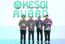  ESG Project Management Senior Manager SIG, Arif Kurniawan (ketiga dari kiri) bersama perwakilan perusahaan penerima penghargaan Katadata ESG Insight (KESGI) Award 2026 di Sudirman Hall, Sequis Tower SCBD, Jakarta, pada Kamis (17/9/2026). 