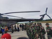 Tim Dokter dan Paramedis Satgaskes TNI Menuju Asmat (Foto Puspentni)