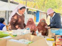 Tim Medis JPIC OFM Indonesia sejak 14 September 2026. Tim bergerak dari satu titik ke titik lainnya, menjangkau masyarakat yang mengalami dampak gempa dan membutuhkan pelayanan kesehatan, termasuk wilayah-wilayah yang relatif sulit dijangkau. Foto Pengobatan di Pota 22 september/ Romo Kristo Tara