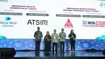 Direktur Utama PT Ferron Par Pharmaceuticals, Benny Sutisna Suwarno (kedua dari kanan) berfoto bersama dengan penerima penghargaan Indonesia Halal Industry Awards (IHYA) 2026
