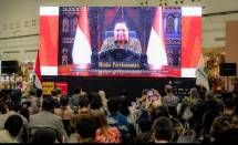 Menko Perekonomian Airlangga Hartarto saat memberikan sambutan pembukaan secara virtual dalam acara International Furniture and Craft Fair Indonesia (IFFINA)+ 2026, Kamis (24/9).