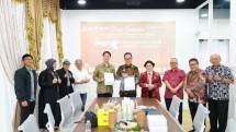 Penandatangan MoU antara Ketua Asosiasi PRINTRIDI sekaligus Direktur Evolusi 3D, Eric Rudolf Thedjasurya atau yang dikenal sebagai Eric 3D, dengan Chief Executive Officer Krista Exhibitions, Daud D. Salim.
