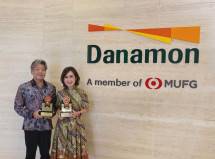 Nobuya Kawasaki, Direktur Utama Danamon (kiri) dan Rita Mirasari, Direktur Kepatuhan Danamon (kanan)