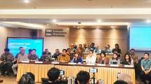 Ketua Umum Apindo, Shinta W. Kamdani (tengah depan) bersama sejumlah asosiasi industri saat konferensi pers RUU Ketenagakerjaan 