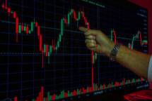 A hand analyzing a financial graph on a digital screen, highlighting stock market trends and data. (Foto: Rafael Minguet Delgado / Pexels)