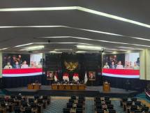 DPRD DKI Jakarta menggelar rapat paripurna dalam rangka penyampaian pidato Gubernur DKI Jakarta terhadap empat Rancangan Peraturan Daerah (Ranperda), salah satunya Ranperda tentang Pembentukan Dana Cadangan Daerah, di Gedung DPRD DKI Jakarta, Kamis (1/10). Rapat paripurna tersebut dipimpin Wakil Ketua DPRD DKI Jakarta Ima Mahdiah, dan dihadiri langsung Gubernur DKI Jakarta, Pramono Anung. 