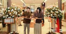 Vice President of Marketing Nada Puspita, Maria Alda Prawitera, dan Center Director Summarecon Mall Bandung, Juni Hadi Hasan resmi membuka store terbaru Nada Puspita di Summarecon Mall Bandung (SUMMABA).