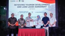 Direktur Utama PT Banten West Java, Poernomo Siswoprasetijo didampingi Direktur BWJ, W. Widiasmanto bersama Direktur Utama PT Bro Skydive Indonesia, Fanny Kusuma Dewi sertacDirektur PT Bro Skydive Indonesia Muhammad Rizki Fardani seusai menandatangani perjanjian kerja sama