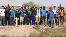 Plt Bupati Bekasi dr. Asep Surya Atmaja bersama para petani dan PT Jababeka Infrastruktur turun langsung mengikuti kegiatan pembersihan saluran irigasi (Foto: Bekasikab) 