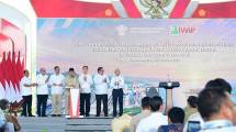 Presiden Prabowo Subianto (tengah) saat meresmikan proyek hilirisasi di IWIP
