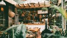 Cafe semi-outdoor dengan nuansa hijau dan kebun di Cijeruk Bogor