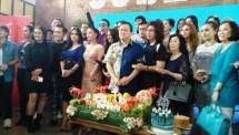 CEO Nagaswara, Rahayu Kartawiguna di tengah-tengah artis dan karyawannya. 