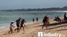 Wisatawan Saat Berlibur di Pantai Kuta, Badung, Bali (Rizki Meirino/Industry.co.id)