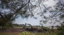 Operator alat berat menyiapkan lahan untuk proyek New Yogyakarta International Airport (NYIA) di Kulonprogo, DI Yogyakarta, Jumat (2/2). (Irvan AF/INDUSTRY)