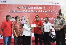 Executive Telkom Regional II Teuku Muda Nanta bersama Perwakilan Kementrian Sosial Ira Dewi Susanti (Foto Dok Industry.co.id)