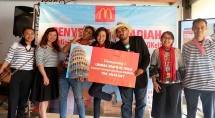 McDonalds Indonesia Serahkan Hadiah Paket Perjalanan ke Italia (Foto Dok Industry.co.id)