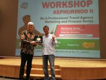 Kiri ke Kanan: Ketua Umum Asphurindo Syam Resfiadi bersama Andri Pranata, Acting Chief Sales and Distribution Officer Indosat Ooredoo 