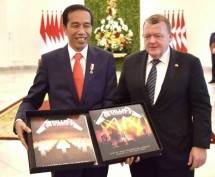 Presiden Jokowi Bayar Piringan Hitam Metallica