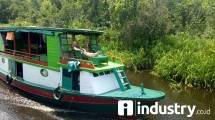 Wisatawan Asing Saat Menaiki Kapal Klotok di Kalimantan Tengah (Foto: Chodijah Febriyani/Industry.co.id)