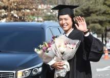 Aktor Park Bo Gum Rayakan Kelulusan di Universitas Myongji