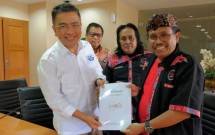 Dirut TVRI Helmy Yahya di dampingi Dir Program, Apni Jaya, menerima dokumen legalitas Forwan dari Sekum Forwan Eddy Karsito, didampingi ketum Forwan, Sutrisno Buyil.