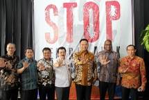 Corporate Human Capital & Legal Senior Managing Director PT Modernland Realty Tbk., Dharma Mitra (kedua kanan) dan Dirjen Pembinaan Pengawasan Ketenagakerjaan dan Keselamatan & Kesehatan Kerja (PPK dan K3) Kementerian Ketenagakerjaan RI, Sugeng Priya