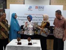  Direktur Bisnis BNI Syariah, Dhias Widhiyati ( tengah). (Foto Anto)