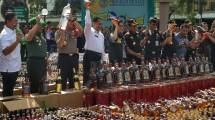 Menteri Keuangan Sri Mulyani dan Kepala BNN Komjen Budi Waseso menghancurkan ribuan botol miras dengan cukai palsu. (Ahmad Fadli/Industry.co.id)