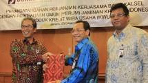 Direktur Bisnis Penjaminan Perum Jamkrindo Bhakti Prasetyo dan Direktur Utama Bank Kalsel H. Irfan dan Direktur Bisnis Bank Kalsel H. Supian Noor menyepakati kerjasama di Jakarta, Jumat (23/12/2016).(Rizki Meirino/Industry.co.id)