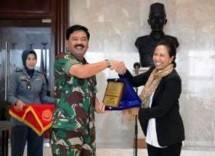 Menteri BUMN Rini M. Soemarno dan Panglima TNI Marsekal Hadi Tjahjanto (Foto Dok Industry.co.id)