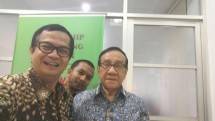 Pendiri lembaga konsultan Strategic Communication Indo Channel Eman Sulaeman Nasim (kiri) bersama Akbar Tanjung (Foto Dok Industry.co.id)