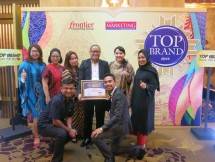 Burhan Noor Sahid (di tengah), Head of Modern Retail & Branded Retail Channel Philips Lighting Indonesia memamerkan penghargaan Top Brand bersama dengan tim Philips Lighting Indonesia seusai acara penganugerahan.