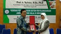 Kepala BBIA Kemenperin Umar Hubson bersama Kepala Sub Bidang Standarisasi Produk BPJPH Umi Nuraeni (Foto: Dok. BBIA)
