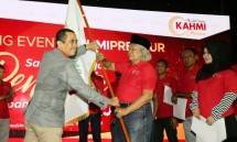 Presidium KAHMI Kamrussamad memberikan bendera kepada Ridwan Saidi sebagai salah satu senior KAHMI tanda dimulainya program KAHMIpreneur