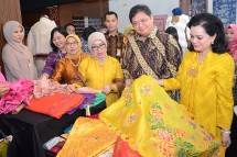 Menperin Airlangga Hartarto bersama Ketua Umum Dekranas Mufidah Jusuf Kalla (Foto: Humas)