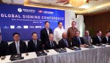  James Riady, Bambang Susatyo, Theo Sambuaga tampak berdiri di belakang para utusan 10 institusi global yang melakukan penandatanganan dengan Presiden Meikarta (Foto ABE) 