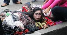 Salah satu Pemain Kuda Kepang yang Kesurupan dalam acara Perayaan Hari Wayang Dunia di TMII, Rabu, 25/3. 