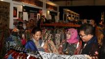 Menteri BUMN Rini Soemarno saat mengunjungi salah satu booth UMKM dalam Ajang Telkom Craft (Foto: Herlambang/Industry.co.id)