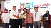 Deputi Bidang Usaha Jasa Keuangan, Jasa Survei, dan Konsultan Kementerian BUMN RI Gatot Tri Hargo (kedua dari kiri) bersama dengan Komisaris Utama Telkom Hendri Saparini (paling kiri), Direktur Utama Telkom Alex J. Sinaga (ketiga dari kiri), Direktur