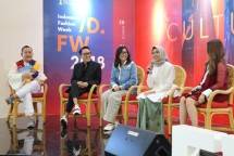 Barli Asmara dan tiga pemenang Wardah Fashion Award 2017 dalam Wardah Fashion Talkshow di Indonesia Fashion Week 2018. (Dok Industry.co.id)