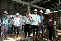 Menhub Budi Karya Sumadi usai melihat langsung progres pembangunan Stasiun KA Bandara Adi Soemarmo Solo, Minggu (1/4).