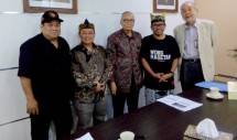 Prof. Dr. Ing. Wardiman Djojonegoro (tengah) bersama penggiat dan pengembang Cerita Panji