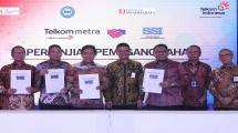  Direktur Enterprise & Business Service Telkom Dian Rachmawan (tengah) bersama Direktur Utama Telkom Metra Otong Iip (ketiga dari kanan), Ketua Yayasan Danar Dana Swadharma (YDDS) Tri Mulyo (paling kiri), Direktur Utama PT Tri Handayani Utama (THU).