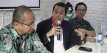Presidium Majelis Nasional KAHMI Kamrussamad, (tengah) 