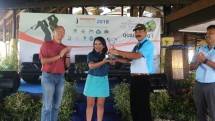 Penyerahan Piala IUGS 2017 pada acara jumpa pers Indonesia Ultimate Golf Series 2018. (Dina Astria/Industry.co.id)